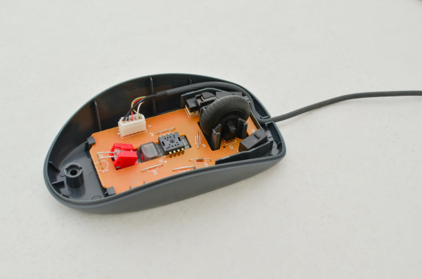 开放式电脑鼠标，外露电子线路便于维护，是科技和现代计算的象征。完美的技术概念，数字时代的象征和技术解决方案。图片下载