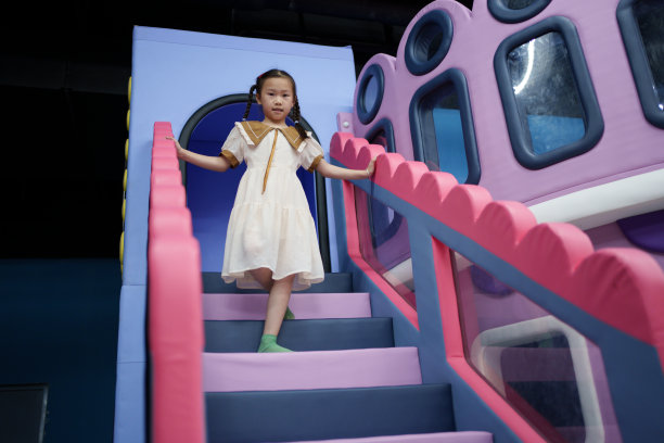 小女孩在儿童游乐场图片下载