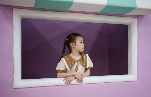 在儿童公园的小女孩图片下载