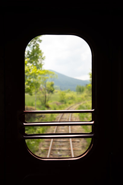 在山峰的中心:捕捉山中宁静的铁路景观图片下载