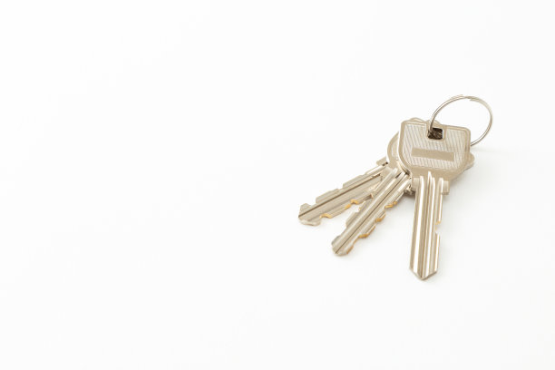 白色背景的房子钥匙。图片下载