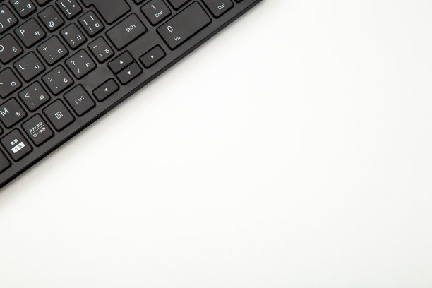 白色背景的电脑键盘。图片下载