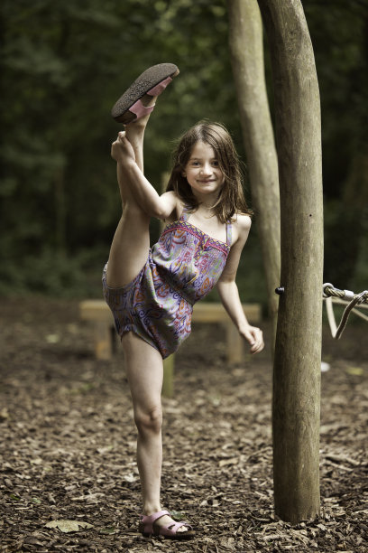 六岁女孩在户外运动图片下载