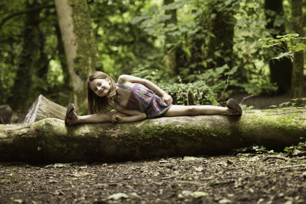 六岁女孩在户外运动图片下载