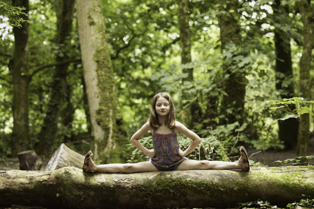 六岁女孩在户外运动图片下载