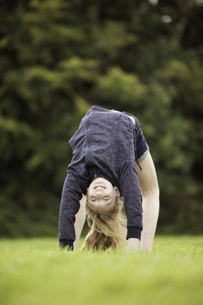 11岁的女孩在公园里练习后弯图片下载