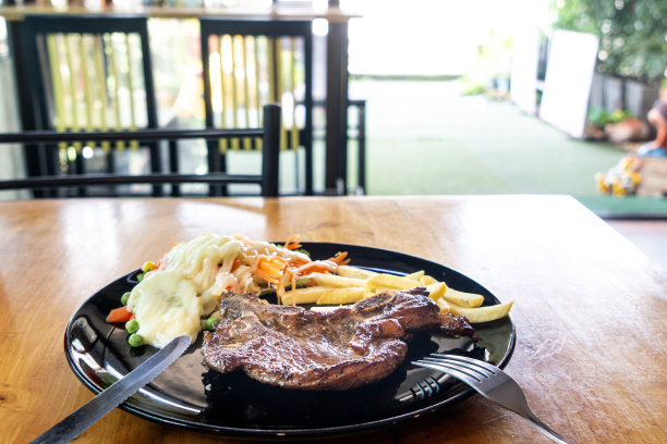 泰国一家餐馆里黑色盘子里的猪排图片下载