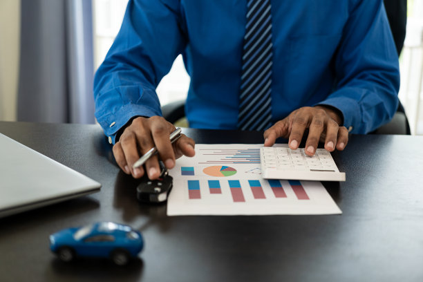 商务代理，汽车销售和保险合同，推销员，汽车，车辆，汽车贷款概念或购买新车的概念。图片下载