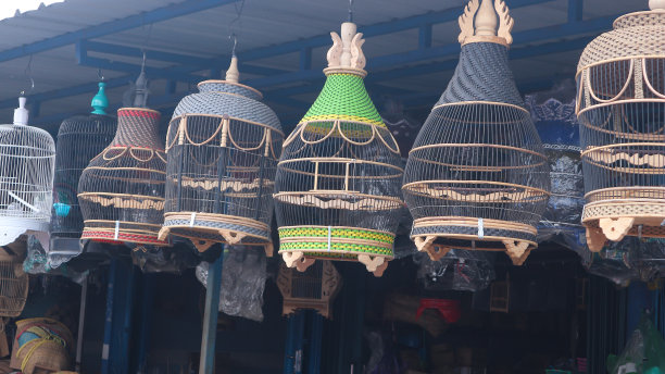 在传统市场出售的木制鸟笼工艺品。图片下载