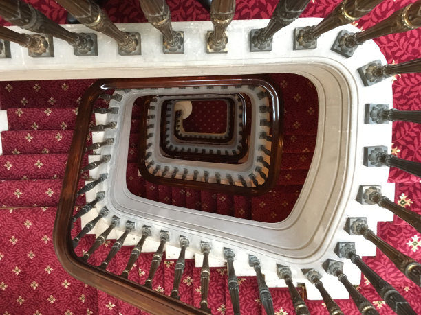 螺旋楼梯俯瞰红地毯图片下载