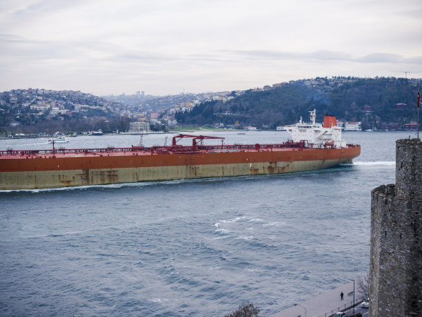 土耳其博斯普鲁斯海峡上的油轮。图片下载