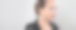 特写肖像的漂亮女人戴着珠宝银耳环与白色珍珠在灰色横幅的背景图片下载