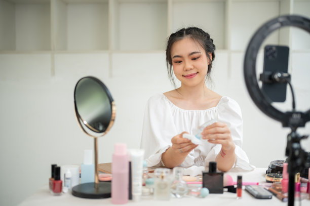 一位迷人的亚洲女化妆师在她的工作室录制她的美容化妆教程内容。图片下载