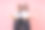 两个十几岁的亚洲女学生，短发和长发，笑容可爱，穿着校服。背一个书包，读一本书。在粉色背景的工作室里互相站着图片下载