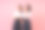 两个十几岁的亚洲女学生，短发和长发。穿校服。指着看。拿着笔记本和笔做作业。可爱的微笑。照片拍摄于粉红色背景工作室。图片下载