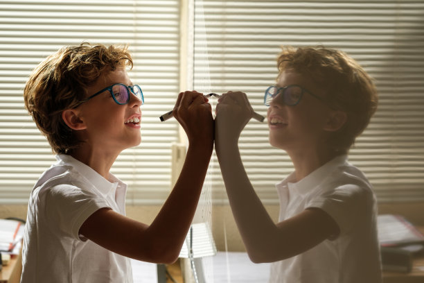 上课时微笑的小学生在白板上写字图片下载