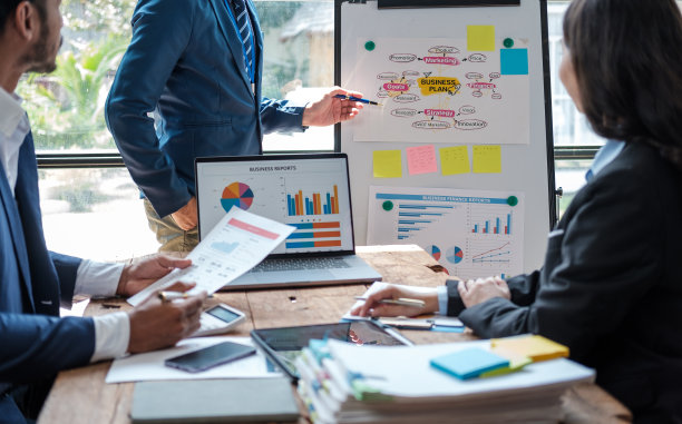 业务团队用现代笔记本电脑分析收入图表。业务分析和战略概念。图片下载