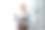 年轻漂亮的现代穆斯林妇女戴着头巾在办公室用笔记本电脑工作，在线教育，远程自由职业者，使用智能手机图片下载