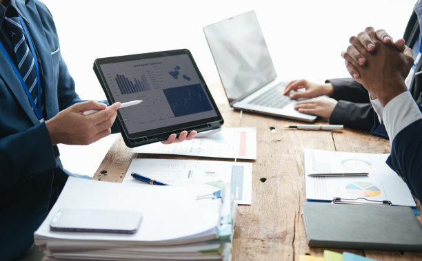 同事们开会讨论商业项目计划、营销策略、财务报告分析，为商业投资计划做准备。图片下载