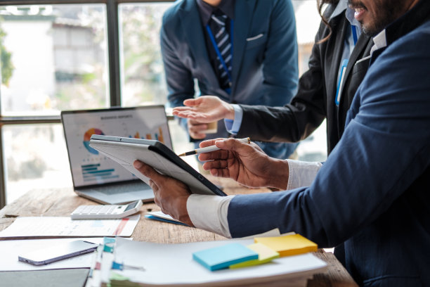 业务团队用现代笔记本电脑分析收入图表。业务分析和战略概念。图片下载