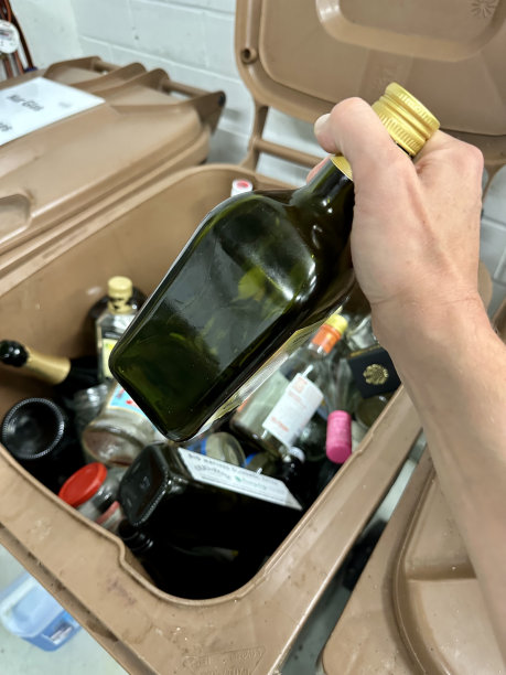 将瓶子放入指定的玻璃垃圾容器图片下载