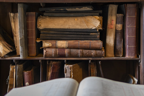 书的背景。博物馆里的一堆旧书。图片下载