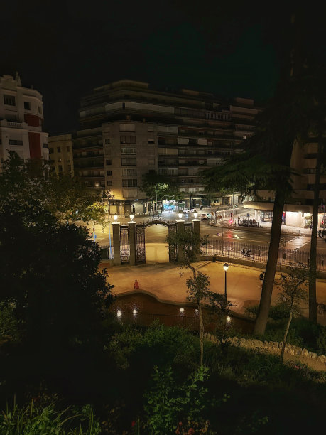 雷蒂罗公园的猫山。北门。马德里图片下载