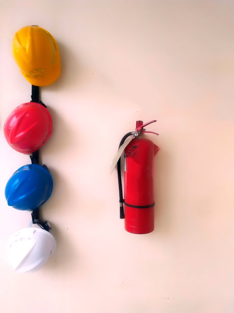 工人的头盔和灭火器图片下载