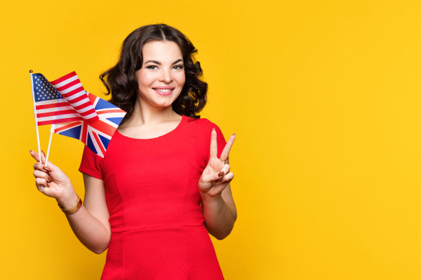 女人展示英国和美国的小旗帜图片下载