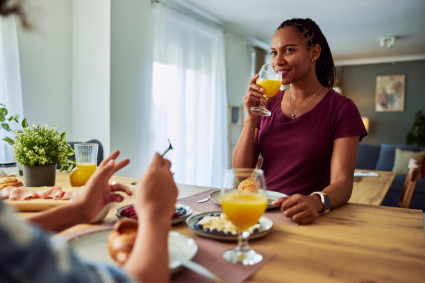 在家和家人一起吃早餐。图片下载
