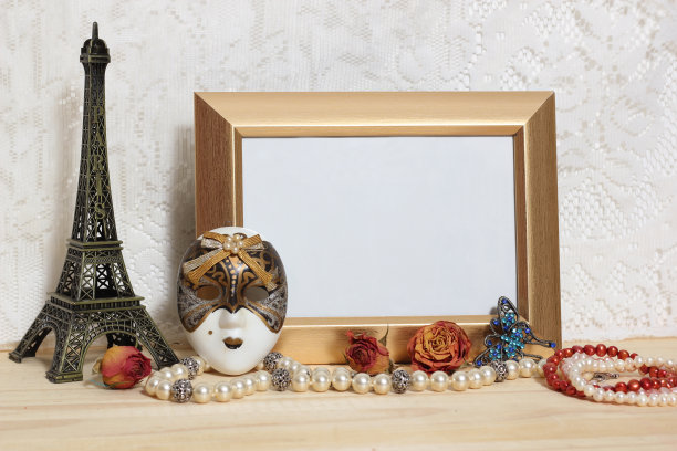 带有埃菲尔铁塔和狂欢节面具的空相框图片下载