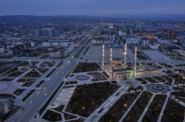 格罗兹尼的晚间全景图片下载