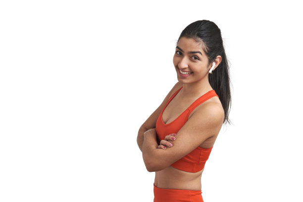 年轻的委内瑞拉女运动员微笑着，戴着耳机看着镜头，孤立无援。图片下载