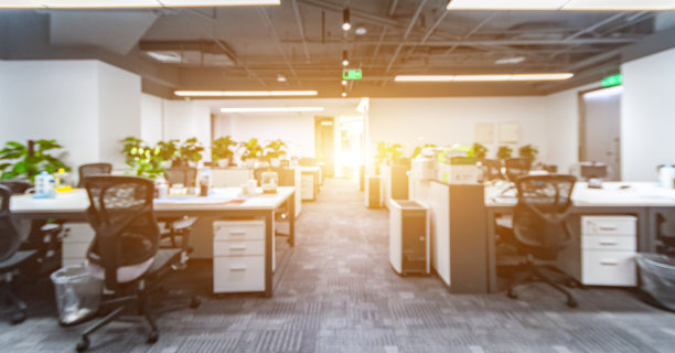 空荡荡的现代办公室内部的模糊照片图片下载