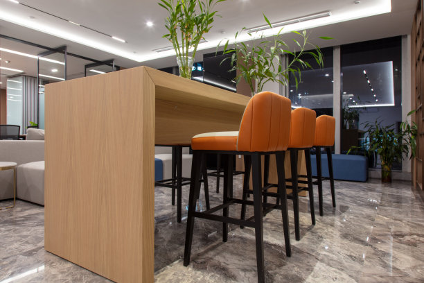 带酒吧凳的公共休息区图片下载