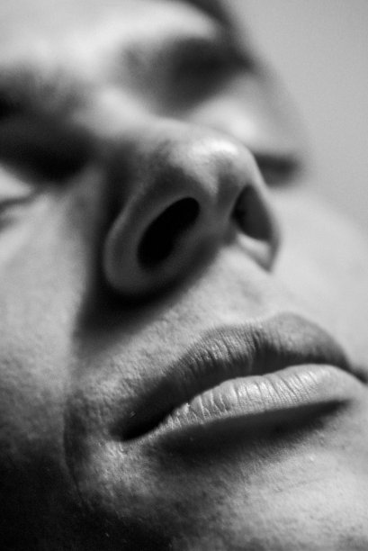 一个男人的脸部特写图片下载