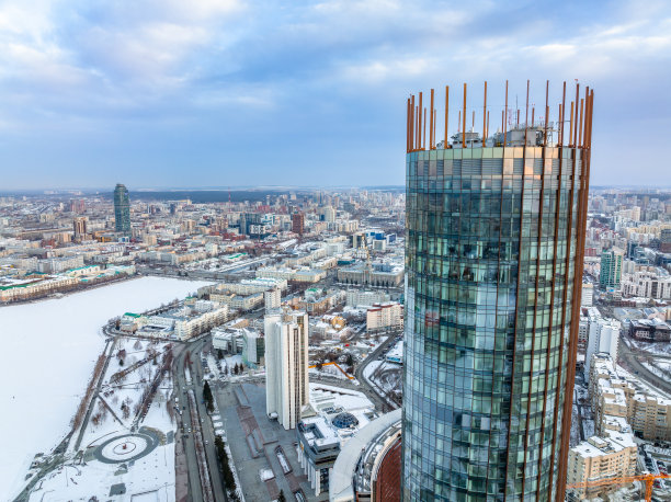 叶卡捷琳堡摩天大楼在阴天冬季的空中全景。叶卡捷琳堡是俄罗斯第四大城市，位于欧亚大陆，与欧洲和亚洲接壤。图片下载