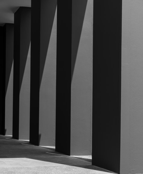 阳光照在地板上，形成黑影图片下载