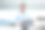 坐在海边用笔记本电脑咨询客户的商人图片下载