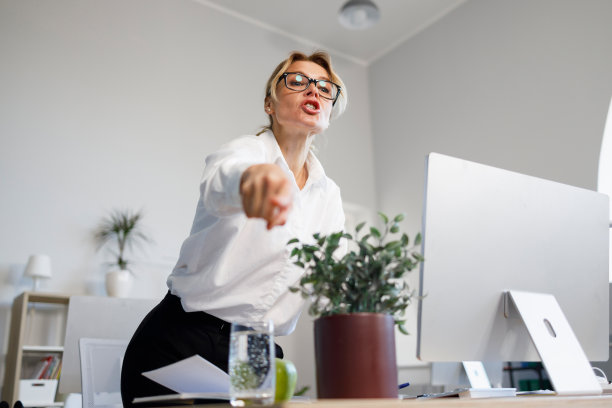 女商人尖叫着，用手指着下属。办公室里生气的老板图片下载