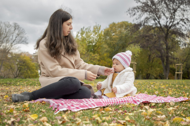 母亲和女婴在大自然中独处图片下载
