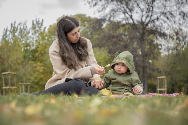 母亲和女婴在大自然中独处图片下载
