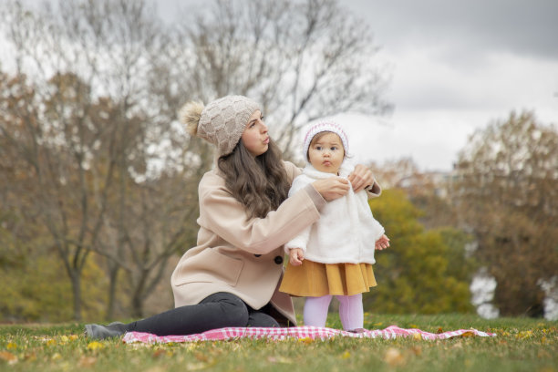 母亲和女婴在大自然中独处图片下载