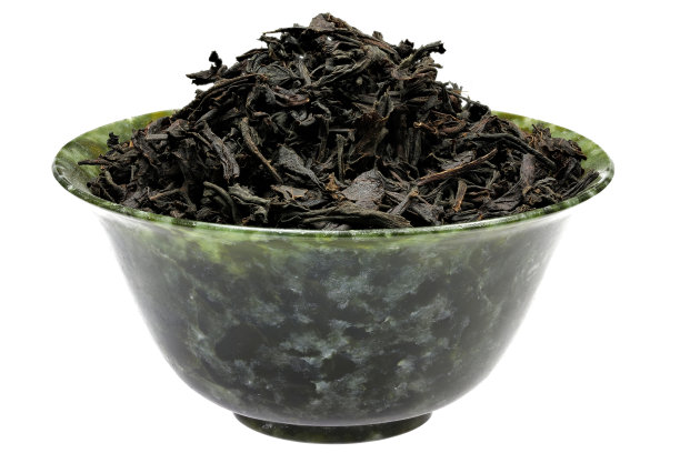 锡兰红茶在一个古老的菠菜玉碗图片下载