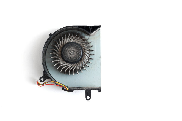 白色背景的笔记本电脑冷却风扇上的脏灰尘。用于cpu散热器冷却系统的通风风扇。解决过热。专业的技术和电子维修服务图片下载