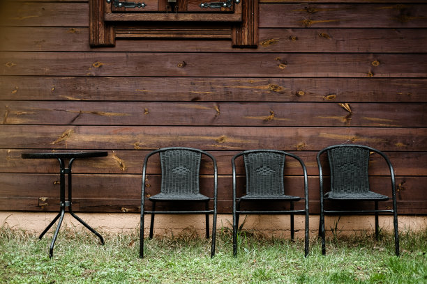 度假家庭烧烤和冷却与花园烧烤。带户外烤架的度假屋出租。烧烤家庭野餐，最好的烧烤菜单的想法。乡村农舍院子里的烤架和椅子图片下载