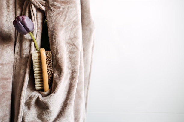 设置为护理皮肤身体，沐浴配件上的浴缸管。集水疗护理化妆品及洗浴用品图片下载