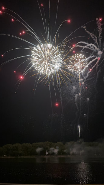 河边的烟花图片下载