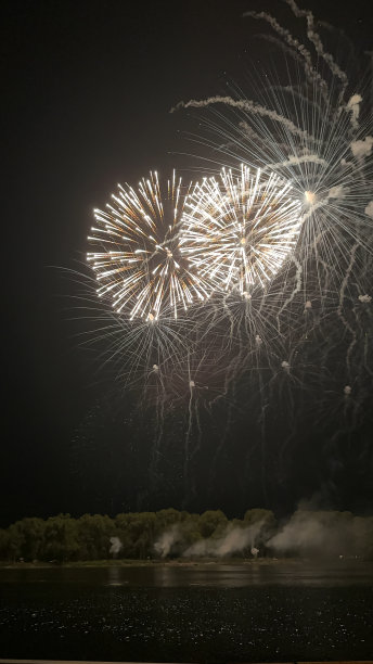 河边的烟花图片下载