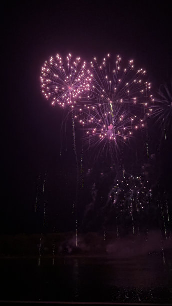 河边的烟花图片下载